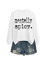 Mise à plat d'un sweat-shirt blanc Mentally Spicy et d'un short en jean bleu délavé troué - S / Sweat-shirt Blanc (Texte Noir)