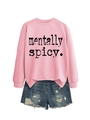 Détail d'un sweat rose à manches longues avec texte et short en jean bleu avec déchirures - S / Sweat-shirt Rose (Texte Noir)