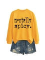 Détail du sweat jaune avec slogan Mentally Spicy et short en jean effiloché - S / Sweat-shirt Jaune (Texte Noir)