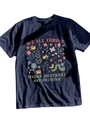 Dettaglio dell'illustrazione floreale e di insetti su una t-shirt in cotone blu navy - S / Blu Notte