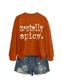 Détail de l'imprimé Mentally Spicy sur le sweat orange et le short en jean usé - S / Sweat-shirt Orange Brûlé (Graphique Blanc)