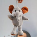 Dettaglio del portachiavi a forma di elefante in peluche grigio con inserti arancioni - Medio / Grigio