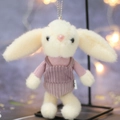 Süßer langer Ohrhase Plüsch-Schlüsselanhänger mit violetter Cord-Latzhose im Fokus - Rosa