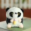 Close-up van schattige panda-pluche hanger met een klein geel melkflesje - 10-15CM / Gele Melkfles Panda