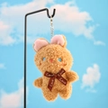 Dettaglio del ciondolo a coniglietto di peluche con nastro Love e portachiavi argento - Marrone