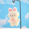 Dettaglio portachiavi a forma di coniglio di peluche con fiocco rosa e catenella - Bianco Sporco