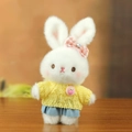 Llavero de conejo de peluche con suéter de punto amarillo y falda plisada azul - Estilo de Suéter Amarillo