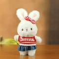 Llavero de conejo de peluche con suéter a rayas rojas y falda vaquera azul - Estilo de Suéter Rojo