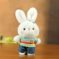 Llavero de conejo de peluche con camiseta de rayas arcoíris y pantalones cortos - Estilo Raya Arcoíris