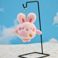 Portachiavi con coniglio di peluche rosa con occhi blu e dettaglio carota su anello - Rosa