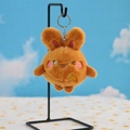 Portachiavi con coniglietto di peluche arancione e carota ricamata su anello di metallo - Marrone
