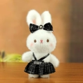 Llavero de conejo de peluche blanco con falda de tweed negra y lazo de perlas elegante - Estilo de Falda de Tweed Negra