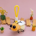 Plüsch-Bienen-Schlüsselanhänger mit gelbem Fell, großen Augen und weißen Samtflügeln - Glühwürmchen