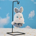 Dettaglio di un mini portachiavi a forma di coniglio di peluche con finiture a quadri blu - Altezza 12cm / Blu