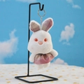 Dettaglio di un portachiavi a forma di coniglio di peluche bianco con orecchie a quadretti - Altezza 12cm / Rosa