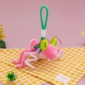 Portachiavi in peluche a forma di insetto rosa e verde con occhi ricamati e cordino - Mantide
