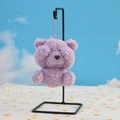 Süßer schüchterner Teddybär-Plüschanhänger in Hellviolett mit Lockenfell und Silberkette - Verstecken-Pose / Lila