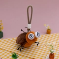 Portachiavi in peluche a forma di insetto con grandi occhi a spirale e testa arancione - Scarafaggio