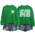 Détail recto-verso du sweat vert avec graphique de crâne et texte cool tattoos - Sweat-shirt Vert Gazon Avec Un Motif Blanc Imprimé Sur La Poitrine. / S