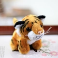 Makro-Detail des Plüsch-Tigers mit realistischen Streifen und weicher Samt-Textur - Braun