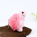Detailansicht eines rosa Plüsch-Schildkröten-Anhängers auf Holzscheibe mit Silberkette - Rosa Schildkröte Stil / Rosa