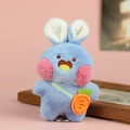 Portachiavi con coniglio di peluche blu con borsa a carota e anello su sfondo rosa - Blu