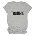Dettaglio della t-shirt grigia girocollo con stampa TROUBLE e maniche con risvolto - Taglia S / Top / Grigio Chiaro (Carattere Nero)