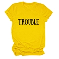 Dettaglio della maglietta gialla in cotone a girocollo con stampa TROUBLE e orli - Taglia S / Top / Giallo (Carattere Nero)