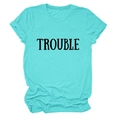 Dettaglio della t-shirt in cotone ciano con stampa TROUBLE nera e consistenza morbida - Taglia S / Top (Stampa di Lettere TROUBLE) / Blu Acqua Profonda (Font Nero)