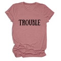 Dettaglio della maglietta rosa polvere con stampa Trouble e maniche risvoltate - Taglia S / Top / Oro Rosa (Carattere Nero)