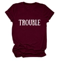 Dettaglio maglietta bordeaux con scritta TROUBLE bianca e trama dei polsini arrotolati - Taglia S / Top / Rosso Vino (Carattere Bianco)