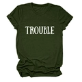 Dettaglio della maglietta verde scuro con scritta TROUBLE bianca e polsini risvoltati - Taglia S / Top / Verde Militare (Carattere Bianco)