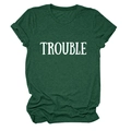Dettaglio dei polsini arrotolati e della scritta TROUBLE sulla t-shirt verde scuro - Taglia S / Top / Verde Vintage (Carattere Bianco)
