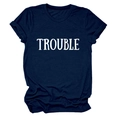 Dettaglio della scritta TROUBLE bianca su una t-shirt in cotone blu navy a girocollo - Taglia S / Top / Blu Navy (Font Bianco)