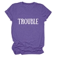 Dettaglio della stampa bianca Trouble su una t-shirt viola melange girocollo - Taglia S / Top / Viola (Font Bianco)