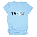 T-shirt girocollo azzurra minimalista con stampa di lettere TROUBLE nere da donna - Taglia S / Top / Blu Chiaro (Carattere Nero)