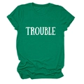Dettaglio della t-shirt in cotone verde scuro con scritta TROUBLE bianca e girocollo - Taglia S / Top / Verde Scuro (Font Bianco)