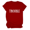 Dettaglio della t-shirt rossa in cotone girocollo con stampa TROUBLE bianca sul petto - Taglia S / Top / Rosso (Font Bianco)
