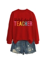 Flachgelegtes Set aus rotem Third Grade Teacher Sweatshirt und Denim-Shorts - S / Rotes Sweatshirt (Schwarze Grafik)