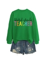 Detail eines grünen Third Grade Teacher Sweatshirts mit Denim-Shorts auf weißem Grund - S / Grasgrünes Sweatshirt (Schwarze Grafik)