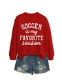 Platliggend rood voetbal-sweatshirt gecombineerd met een blauwe denim short met gaten - S / Helder Rood (Witte Tekst)
