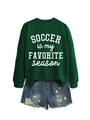 Detail eines grünen Sweatshirts mit weißem SOCCER IS MY FAVORITE season Aufdruck - S / Dunkelgrün