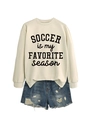 Cremefarbenes Fußball-Sweatshirt mit blauen Distressed-Denim-Shorts auf weißem Grund - S / Sandfarben
