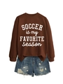 Detail eines kaffeebraunen Sweatshirts mit Fußball-Slogan und Denim-Shorts - S / Kaffeebraun
