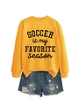 Detail von gelbem SOCCER IS MY FAVORITE Sweatshirt und Jeans-Shorts mit Rissen - S / Gelb
