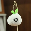 Dettaglio macro del portachiavi in peluche a forma di aglio con ricamo e catenina - Aglio