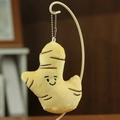 Primo piano del simpatico portachiavi a forma di zenzero in peluche ricamato - Zenzero