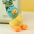 Dettaglio portachiavi anatra di peluche gialla con mantello da dinosauro blu e catena - Dinosauro Verde