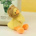 Dettaglio del portachiavi a forma di papera di peluche gialla con cappuccio marrone - Stile Orso Bruno