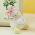 Dettaglio portachiavi papera di peluche con cappello da coniglio rosa e catenella - Coniglio Rosa